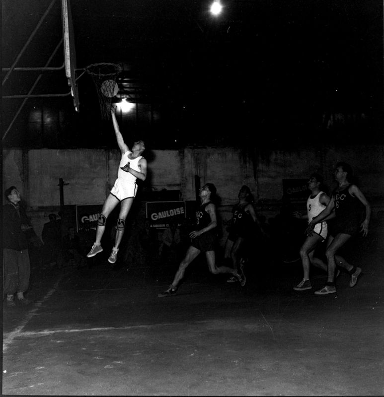 Basket-ball, rencontre USP-Bordeaux, 1951. Fonds Diaz, 14 Fi CH 113_01