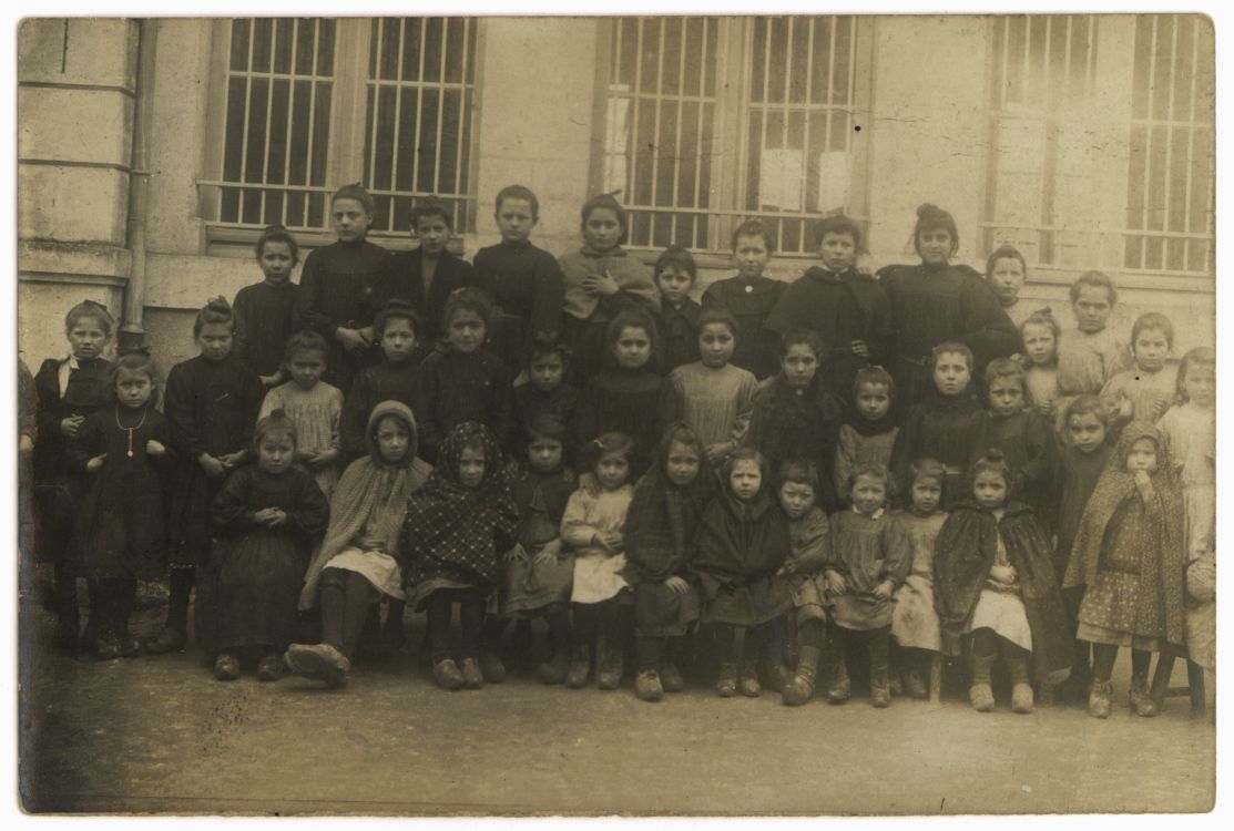 École, groupe d'enfants. 2 Fi 2266