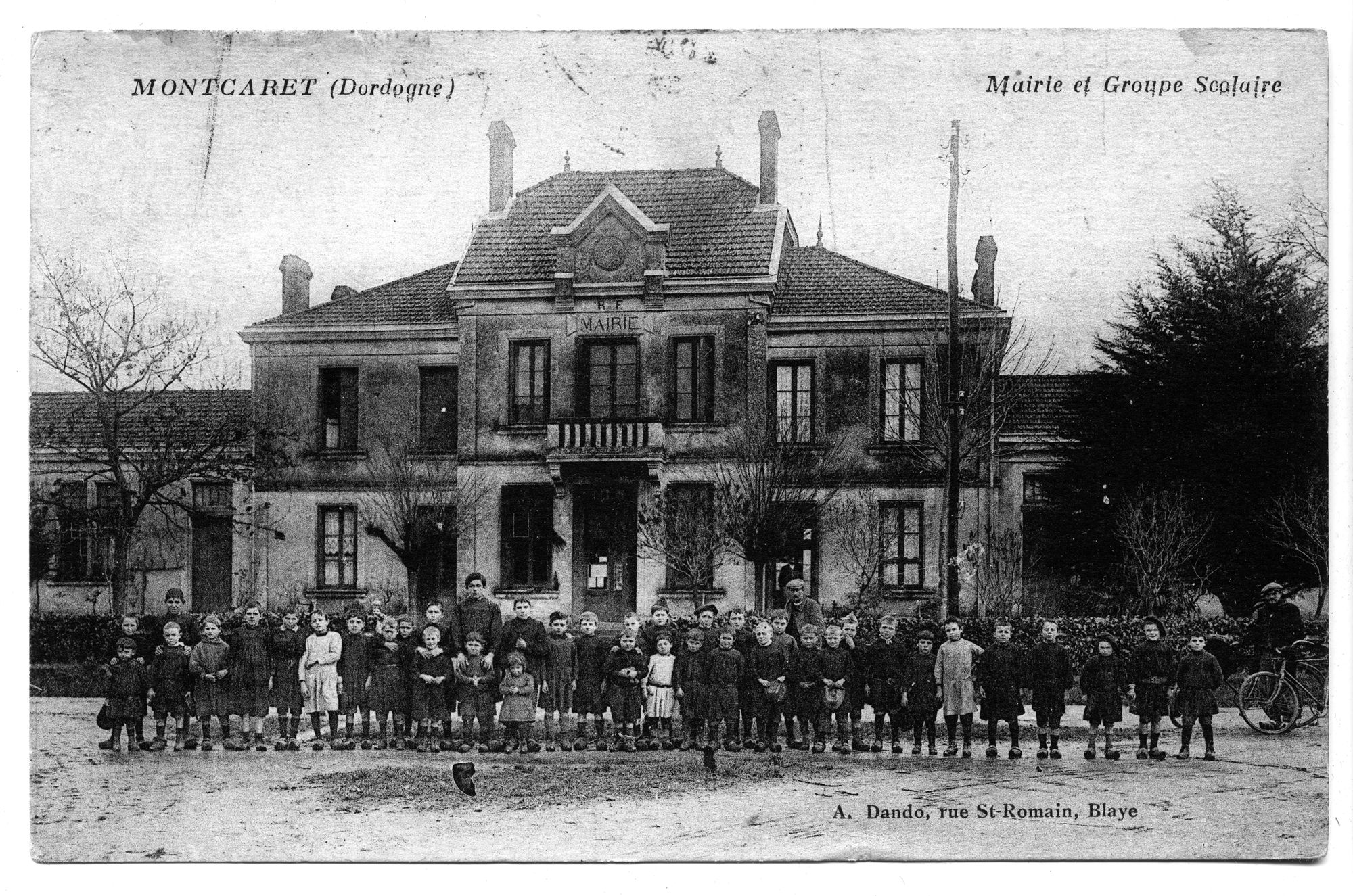 Montcaret, mairie et groupe scolaire. 2 Fi 1080