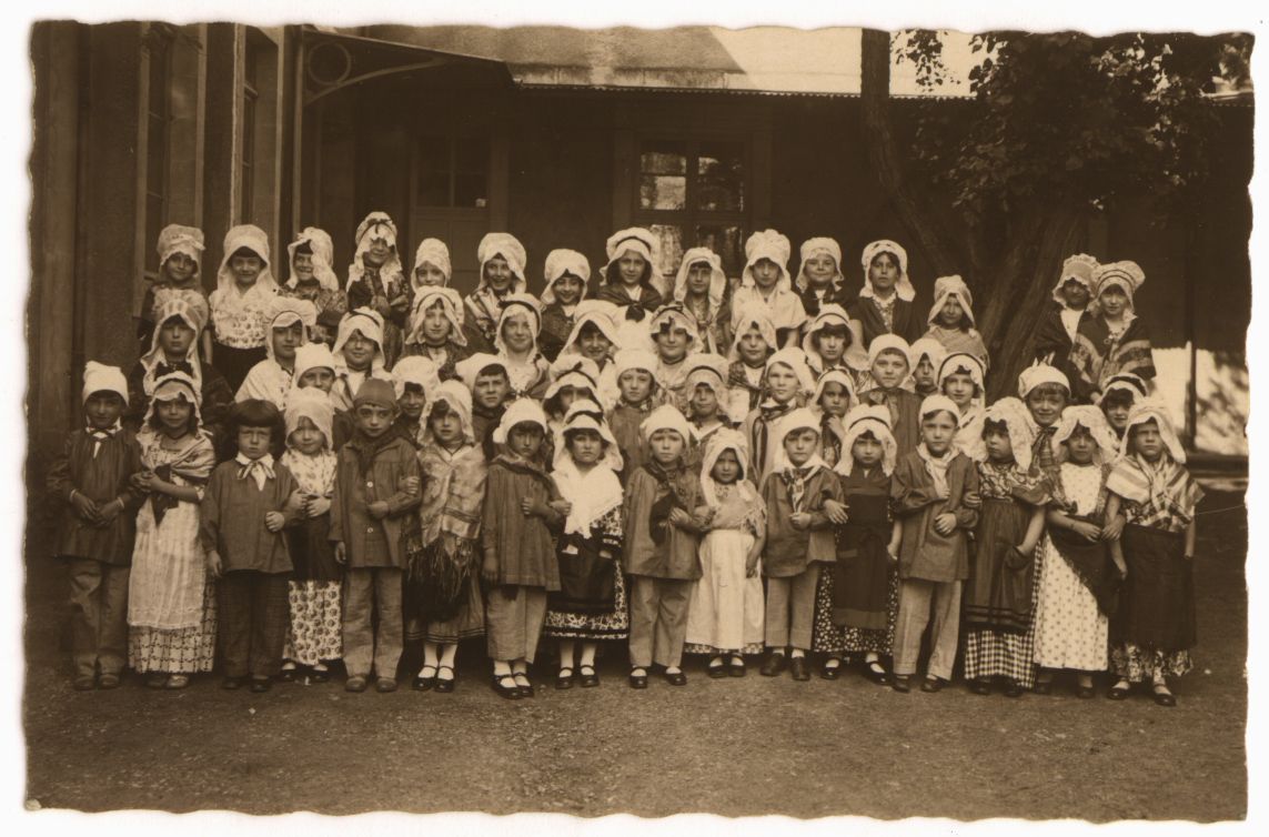 École primaire, photo de groupe. 2 Fi 2243